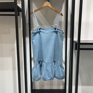 Robe de créateur 24 début du printemps jupe suspendue à nœud pour femmes avec bord à volants jupe courte en jean manches courtes