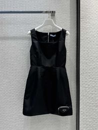 Vestido de diseñador Falda sin mangas negra Diseñadores Ropa Mujer Triángulo Paquete pequeño Adorno Honda Escote cuadrado Diseño Una línea Versión Vestidos para mujer 55