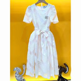 Vestido de diseño Vestido simple Temperamento de letra blanca simple Falda delgada Capallera Abierta de tela Jacquard Diseño Sense Vestido Mujeres B24