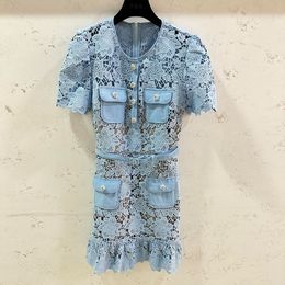 Designerjurk, modieuze 2024 blauwe uitgeholde kanten taille-cinching-jurk, hoogwaardige dames korte rok met ronde hals en korte mouwen