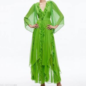 Designer -jurk voor zee -vakantie, gegolfde groene jurk en elegant met een lange swing