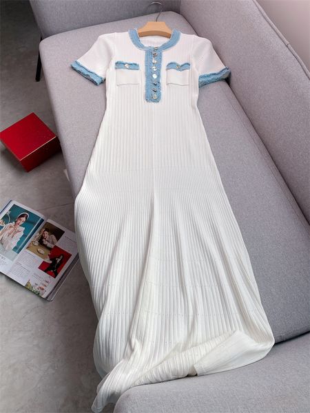 Vestido de diseñador, vestido blanco de longitud media de manga corta con dobladillo acampanado de punto elegante francés