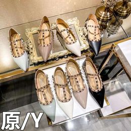 Vestido de diseñador Versión alta Verano Nuevos zapatos con remaches franceses de la familia V para mujeres con punta puntiaguda y corte poco profundo Zapatos individuales de moda para mujeres con parte inferior plana