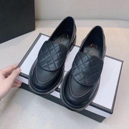 Canaux de robe de créateurs Nouveaux mocassins de luxe Chaussures Femme Marque Bord retourné Bouche peu profonde Casual Chaussures plates Femme Véritable Cuir Mules simples Boucle Chaussure