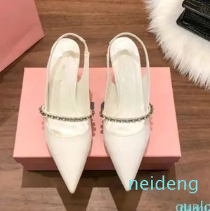 Designerjurk met strasssandalen, hoge hakken, trouwtips, stiletto's, hoge hakken voor feestjes