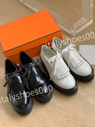 Designer nette schoen Zwarte loafers Klassieke damesplateauschoenen Glanzende leren schoenen Dikke sneakers Kalfsleren schoenen Luxe gesp Zwarte enkele schoenen kx231011