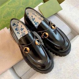 Diseñador Zapato de vestir Suela de abeja Mocasín de abeja Zapatos de plataforma de lujo Hebillas Negro Lona roja Goma de alta calidad Cuero genuino Bordado Zapatos casuales Tamaño 35-40