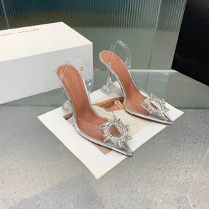 Zapatos de vestimenta de diseñador Amina Muaddi Sandalias Satinadas Slingbacks apunta con zapatillas Bowtie Pombas Cristal-Sunflower High Heeled Tacle de 10 cm Partido para mujeres Zapatos de baile Zapatos de baile