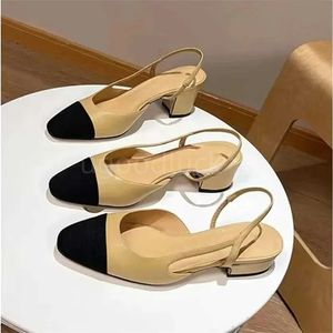 Chaussures habillées de créateurs Sandales de plage Talons hauts Chaussures de canal en cuir rétro Femmes Chaussures en cuir de mariage Épais patchwork lettre arc luxueux tête ronde