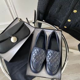 Designer kledingschoenen zwarte loafers dames platform schoenen glanzende lederen schoen dikke sneakers kalfsleer sneaker luxe muildieren