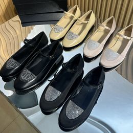 Diseñador zapatos de vestimenta de mocasines de cristal plano zapatos de ballet huecos clásicos mocasines de ternero de cuero zapatillas para mujeres zapatos para mujeres zapatos de metal hebilla de metal 35-41