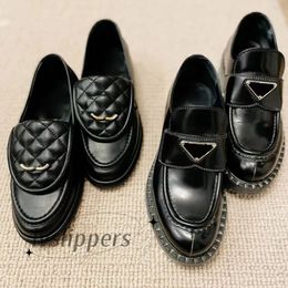 Diseñador zapatos de vestimenta mocasines para mujeres gruesas tapa de cuero acolchado mula zapatos casuales zapatos de metal esmal