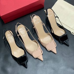 Robe de créateur Chaussures de luxe Femmes Pointu Cristal Diamant Sandales Talons Hauts Chaussures Classiques Métal V-boucle En Cuir Talons Minces Nude Noir Rouge Chaussures De Mariage 35-41