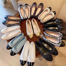 Designer Chaussures Habillées Printemps et Automne 100% cuir de vachette alphabet Bow ballerines Mode femme noir plat bateau chaussures femmes Cuir Piétinement Lazy Mocassins femmes Sandales