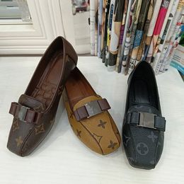 Designer kledingschoenen lente en herfstbrief boog ballet dansschoenen mode vrouwen zwarte platte boot schoen dame lederen vertrappen luie loafers groot formaat 36-42