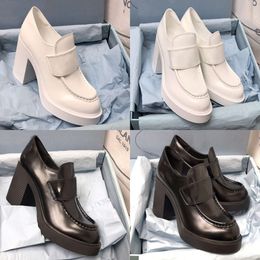 Chaussures habillées de créateurs Femmes Sandales à talons hauts Mocassins en cuir Triangle Noir Blanc avec boîte 521