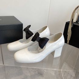 Zapatos de vestir de diseñador para mujer, zapatos de charol con lazo y punta estrecha, zapatos planos con remaches para fiesta para mujer 240115