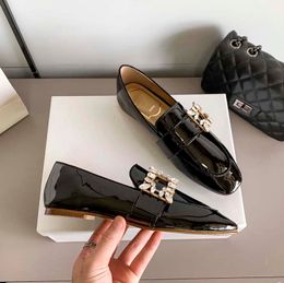 Chaussures habillées de créateurs Mocassins en cuir exquis pour femmes Bouton de diamant verni Noir Blanc Bout pointu Business Oxfords Voyage Chaussures plates