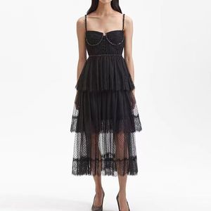 Designer -jurk, zomerjurk, mesh splicing, kanten slanke pasvorm, taille cinching, sexy suspenderjurk, formele jurk, temperament, cake lange jurk