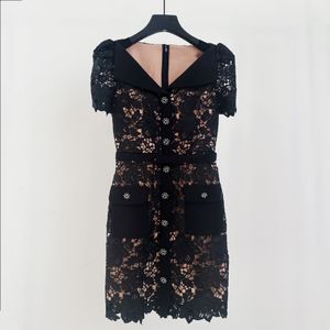 Designer-jurk met zwarte bloemen uitgeholde kant-kant v-hals flip kraag, kilo's met korte mouwen gewikkeld, elegante formele jurk