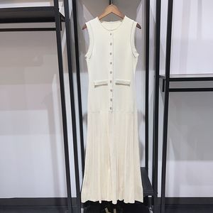 Designer jurk met parelrand ronde nek, mouwloze geplooide zoom, gebreide gemiddelde lengte jurk