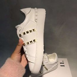 Vestido de diseñador con fuente estándar Warren v Rivet Zapatos blancos pequeños para mujer Net Red Trend Hombres y mujeres Parejas Zapatos de tablero Casual y 2024