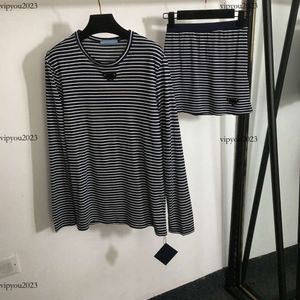 Designer Jurk WOemen Brand Dameskleding Zomer 2-koppig set Fashion Triangle Logo Striped Long Sheeves Ladies T-Shirt Girl Rok 17 april 17 april