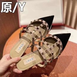 Vestido de diseñador para mujer Nueva familia en V Zapatos individuales con suela plana y remache puntiagudo con etiqueta de fuente Baotou Medias zapatillas para uso externo Sandalias Moeller