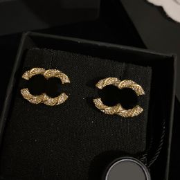 Boucles d'oreilles de drop deigner pour femmes 18 km plaque à or triangle brillant lumière avec lettres de mode étalon de personnalité rétro pour bijoux de fête cadeau de mariage