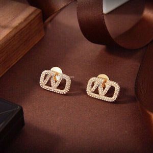 Lettre de boucle d'oreille de créateurs v étalons de luxe de luxe Fashion Hoop Jewelry Metal V Bringle d'oreille Asffvcx Très bien