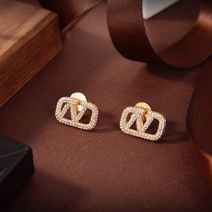 Pendiente de diseñador Letra v Stud Earing Pearl Crystal Luxury Women Fashion Hoop Jewelry Metal Valentinolies Pendientes 45 B4g5