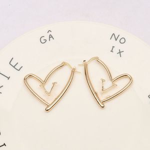 Designer Earring V Letter Stud Earing Luxe Damesmode Hoepel Oorbellen Sieraden Hartvorm Cadeau Accessoires