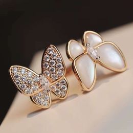 Pendientes de diseño 4/Trébol de cuatro hojas Encanto V Temperamento dorado Personalidad coreana Diseño de multitud pequeña Engrosado Chapado K Anillo de mariposa Luz de lujo Blanco