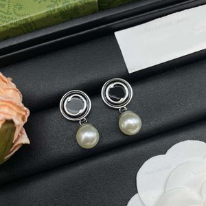 Designer oorbellen, Alfabet Parel oorbellen in zwart emaille klassieke binnengesp, 925 zilveren naald, met gepersonaliseerde oorbeugels, allergiepreventie