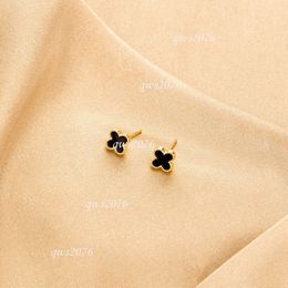 Boucles d'oreilles design trèfle noir Mini aiguille Sier célébrité boucles d'oreilles parfumées douces à la mode et élégantes
