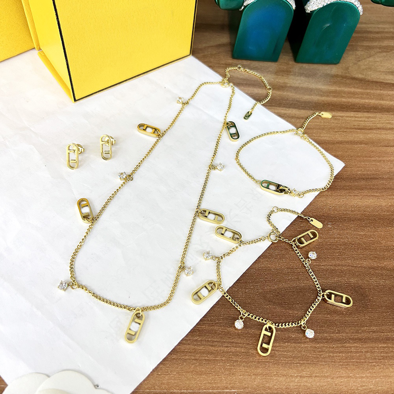 Designer Orecchini Bracciali Collane con lucchetto in oro per le donne Set di gioielli con lettere di lusso Fashion Love F Bracciale con pendente a catena Nuovo 22041903