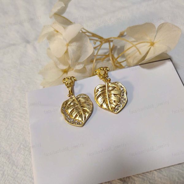 Boucles d'oreilles de créateur, portrait sculpté classique, boucles d'oreilles avec pendentif en forme de feuille, en laiton Vintage, bijoux élégants de haute qualité, mariage, fête, cadeaux en gros