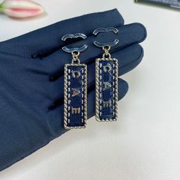 Pendientes de diseñador Denim Blue Square Letter Studs Titanium Aparring de acero Joyas para mujeres Regalos de boda accesorios de joyería