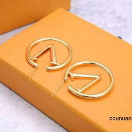 Pendientes de diseñador Pendientes de oreja Cuelga Araña para mujer Pendientes de aros para mujeres Stud Moda Big Circle Joyería simple Luxurys Pendientes Pendiente de letra