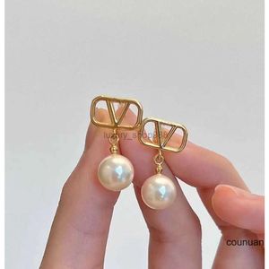 Boucles d'oreilles de créateur clous d'oreilles pendantes lustre femmes boucles d'oreilles de mode perle blanche Style Simple boucle d'oreille de fiançailles en laiton