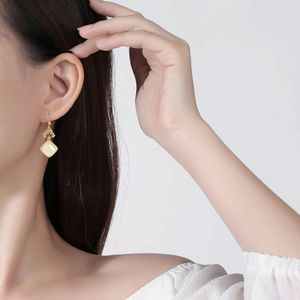 Boucles d'oreilles design boucles d'oreilles pour femmes senior boucles d'oreilles vent classiques nouvelles boucles d'oreilles trèfle or 18 carats lumière luxe flash mens boucles d'oreilles