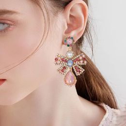 Designer oorbellen mode imitatie parel gekleurde kristalglas metalen boog oorbellen elegante en zoete vintage oorbellen sieraden.