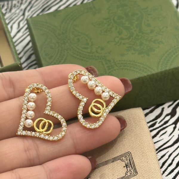 Pendientes de diseño para mujer Pendientes de perlas Pendientes de diamantes de imitación con forma de corazón de oro para mujer El mejor regalo para novia y esposa Accesorio de pendiente de joyería para fiesta de boda