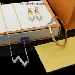 Boucles d'oreilles de créateurs pour femmes Europe Amérique Bijoux de mode ensembles Lady Womens Goldsilvercolor Metal Gravé V initiales Réglage du collier Diamond Volt Bracelet Q959