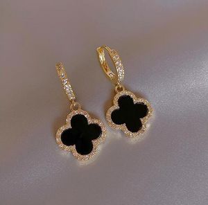 Boucles d'oreilles de créateurs Boucle d'oreille trèfle à quatre feuilles pour femmes senior classique petites boucles d'oreilles vent parfumées bague d'oreille trèfle or 18 carats lumière luxe flash boucle d'oreille pour hommes