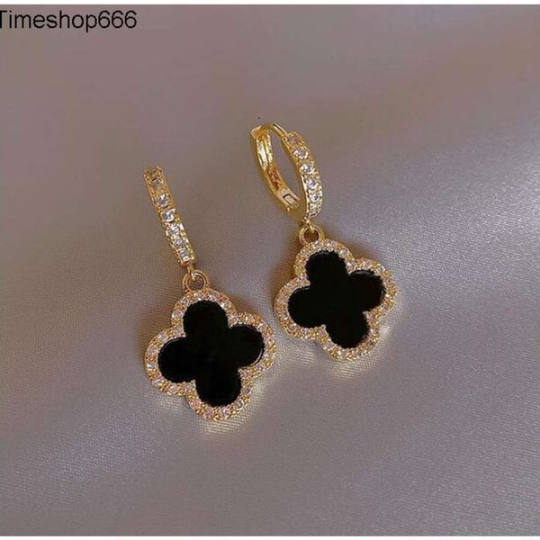 Boucles d'oreilles de créateurs Boucle d'oreille de trèfle à quatre feuilles pour femmes senior classique petites boucles d'oreilles de vent parfumées New Clover Ear Ring 18k Gold Light Luxury Flash Mens Earloop254