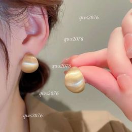 Boucles d'oreilles de créateur haut de gamme, rondes en or givré brossé en forme de C pour femmes, boucles d'oreilles de tempérament léger