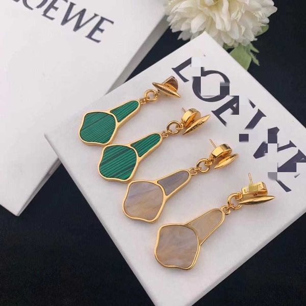 Pendientes de diseño Loews Joyería de lujo Accesorios superiores Pendientes en forma de herradura de loto Pendientes de material chapado en oro de latón verde Beimu de alto grado Pendientes de regalo de joyería