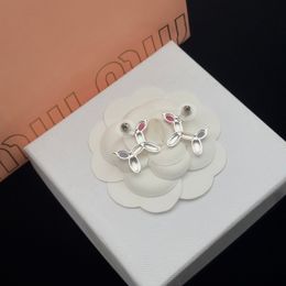 Pendientes de diseño Tachuelas Joyería de lujo Pendientes Joyería de moda para mujer Pendiente de diseño de titanio Sin decoloración CHD2309262-12 thebluestar