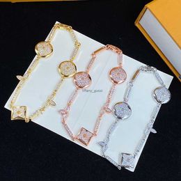 Designer Elegant Gold and Sier Fashion Dames Letter Pendant vier blad gras Bracelet Wedding Special Design sieraden Hoge kwaliteit
